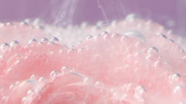 Rose 'un üzerindeki sise yakın çekim. Stok görüntüleri. Kabarcıklı ve mürekkepli narin gül yaprakları. Narin mürekkep suyun altındaki gül yaprakları arasında hareket eder.. 