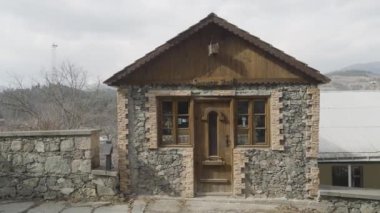 Kahverengi ahşap kilise. Başla. Gri gökyüzüne karşı nehrin yanında küçük bir dini ev. Yüksek kalite 4k görüntü