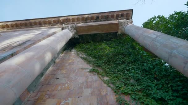 Grande Arco Pietra Azione Enorme Monumento Con Piante Verdi Che — Video Stock