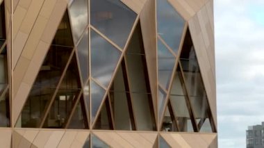 İş merkezinin en güzel manzarası. Stok görüntüleri. İş binasının modern stil mimarisi. Şık ofisleri olan güzel bir bina..