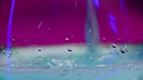 Bulanık Duvar Arkaplanındaki Bardağın Içine Mavi Içki Dök Borsa Klipsi — Stok video