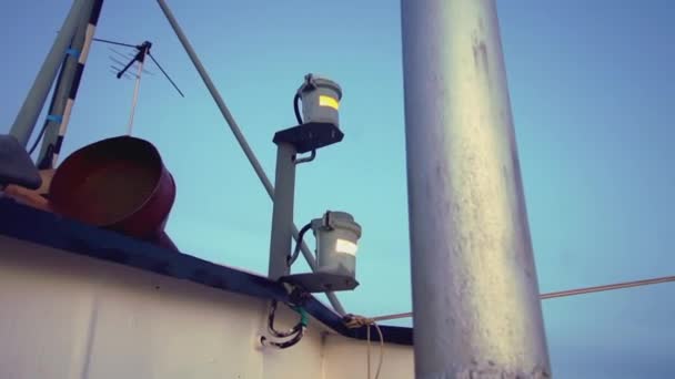 Tekne Işıkları Şarjör Parlak Işıklar Teknenin Bir Kısmını Aydınlatır Çinde — Stok video