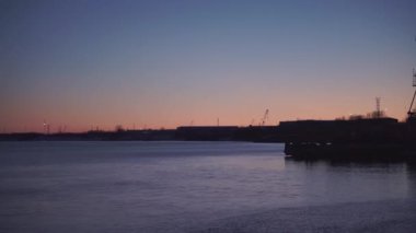 Ağaçlı gece kıyısı manzarası. Tekneden ağaçlara kadar CLIP görüntüsü. Çerçevedeki beyaz bir teknenin parçası Gece gökyüzünün arka planına karşı.