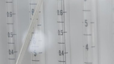 Tıp konsepti. Eylem. Soğukta farklı kapasitede depolanmış boş şırıngalar. Yüksek kalite 4k görüntü