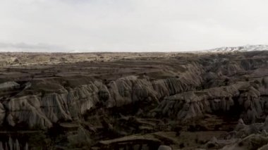 Büyük gri dağlar. Eylem. İnsansız hava aracından gri taş tepelere ve bulutsuz beyaz gökyüzüne kadar... Yüksek kalite 4k görüntü