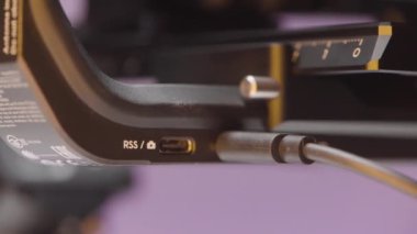 Televizyonda bağlantı var. Aksiyon. Flaş bellek ve şarj cihazları için kameraya yakın çekim. Yüksek kalite 4k görüntü