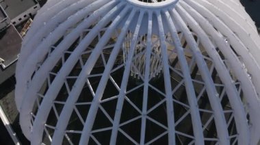 Yarı kemerlerden oluşan bir kafes açılımının havadan görüntüsü. Stok görüntüleri. Mimaride modernizm