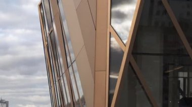 Central City bölgesindeki sıra dışı bir iş merkezinin yakınlarında uçuş. Stok görüntüleri. Bronz renkli gökdelen ve şehir manzarası