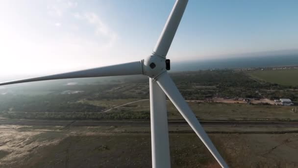 Pohled Dronu Výstřel Velká Bílá Větrná Turbína Pozadí Šedé Louky — Stock video
