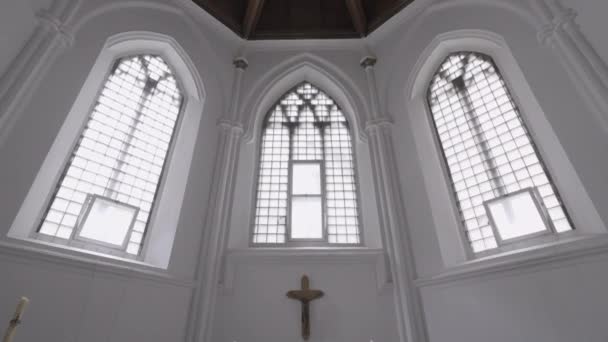 Vista Para Dentro Uma Capela Branca Com Cruz Crucificação Parede — Vídeo de Stock