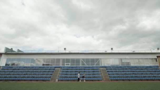Campo Esportes Com Atletas Treinamento Com Assentos Vazios Céu Nublado — Vídeo de Stock