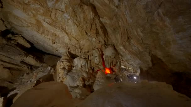 Μια Μεγάλη Πέτρινη Σπηλιά Ένα Γκρι Μπουντρούμι Τεράστιες Πέτρες Μέσα — Αρχείο Βίντεο