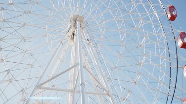 Roda Gigante Contra Fundo Azul Céu Acção Conceito Entretenimento Grande — Vídeo de Stock