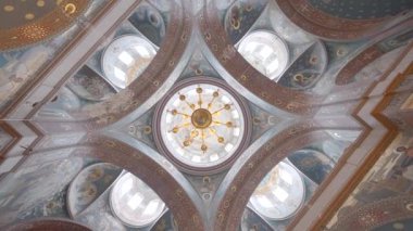 Büyük bir kilise. Eylem. İkonlarla boyanmış tavanlı büyük bir tapınak, iyi ışıklandırma ve tavanda büyük pencereler. Yüksek kalite 4k görüntü