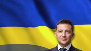 Ukrayna, Kiev - 20 Haziran 2022, Volodymyr Zelensky sallanan bayrağın arka planında. Hareket. Ukrayna Cumhurbaşkanı, vatanseverlik kavramı. 