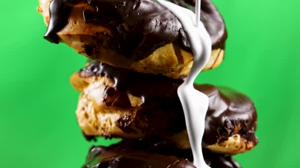 초콜릿 아이스와 초콜릿과 신선한 달콤한 쿠키가 커스터드로 부어지는 고품질 — 비디오