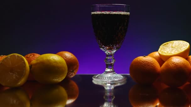 Bebida Escura Com Frutas Cítricas Redor Clipe Beba Com Espuma — Vídeo de Stock
