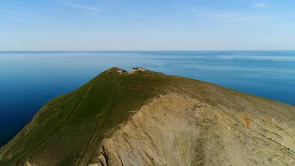 Une Grande Colline Dessus Mer Une Énorme Haute Montagne Sur — Video