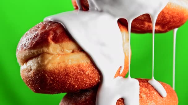 Donuts Com Creme Branco Pingando Clipe Donuts Doces Com Creme — Vídeo de Stock