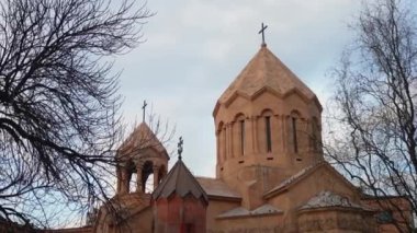 Binanın tepesine yakın çekim. Aksiyon. Kahverengi tapınağın tepesinde. Güzel bir tapınak mavi gökyüzünün arka planında duruyor..