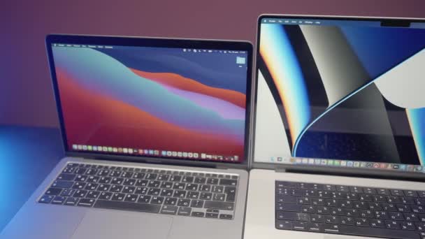 Twee Verschillende Laptops Staan Zij Aan Zij Actie Zilveren Laptops — Stockvideo