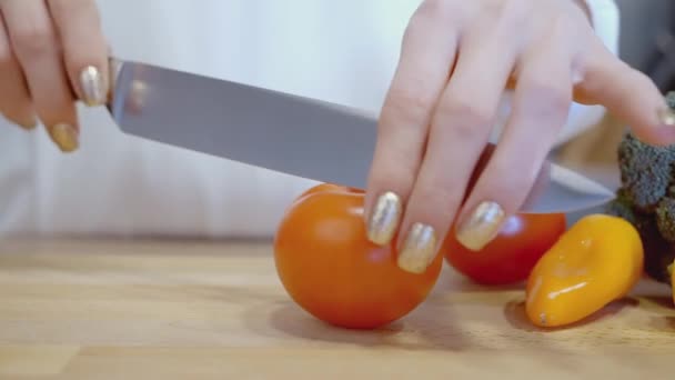 女孩切西红柿 厨师在切西红柿 红色的西红柿是用刀割的 蔬菜在木板上切碎 — 图库视频影像