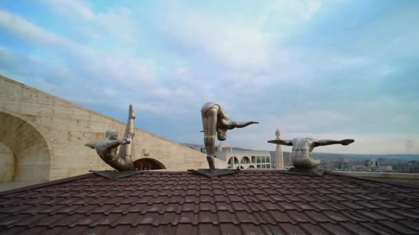 Фігури Людей Старому Кахельному Даху Акція Металеві Скульптури Даху Будівлі — стокове відео