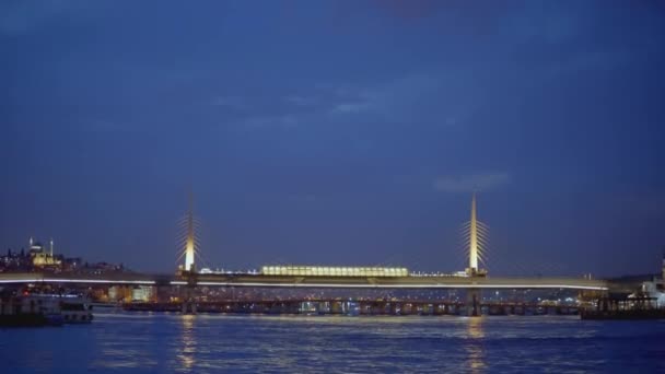 Прекрасный Светящийся Мост Через Реку Действие Ночью Мост Освещается Фонарями — стоковое видео