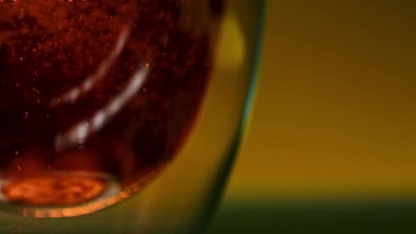 Detailní Záběr Syceného Tmavého Nápoje Skle Zásobník Plyny Alkoholických Nápojích — Stock video