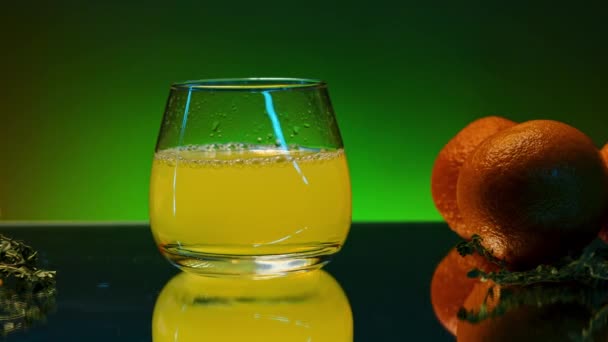 오렌지 주스에 떨어지는 배경에 유리에 알코올 오렌지 바에서 주스와 오렌지와 — 비디오