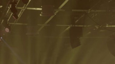 Spot ışıklarının yanıp sönen ışıkları. Stok görüntüleri. Parlayan spot ışıklarının olduğu konser salonu. LED ekipmanlı tavan görüntüsü. 