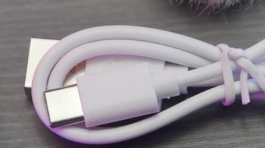 Cihaz için kabloyu yakın çekim. Başla. Şarj kablosu telefon için beyazdır. Cihazı şarj etmek için yeni rulo tel. 