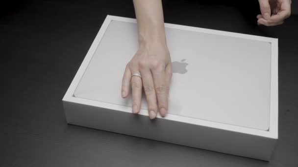 アメリカ ニューヨーク 2022年6月9日 Appleの技術 アクション アップルからのガジェットの新しいモデル 商業用の新しいモデルを備えたスタイリッシュなガジェット — ストック動画
