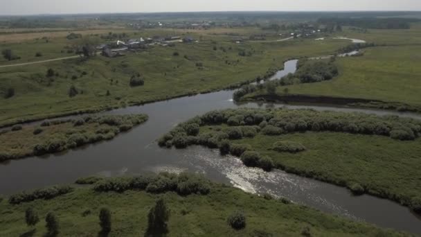 Górny Widok Pięknej Rzeki Obraca Się Tle Zielonych Pól Materiał — Wideo stockowe