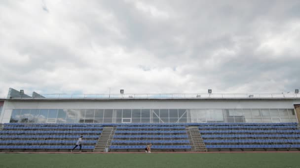 Corredores Treinam Estádio Imagens Stock Vista Estádio Esportes Com Atletas — Vídeo de Stock