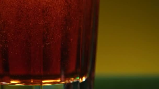 Zátiší Koňakem Oranžové Pozadí Výhledem Alkoholický Sycený Nápoj Malé Mandarinky — Stock video