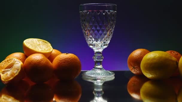 Whiskyt Színes Falra Öntik Üvegbe Részvénytár Narancsok Fekszenek Asztalon Éjszakai — Stock videók