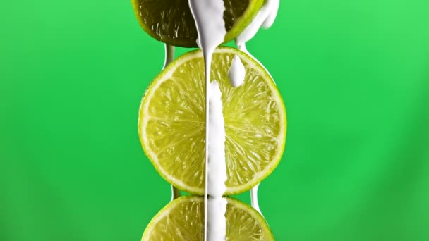 Zbliżenie Owoców Wapna Pokryte Toksyczną Białą Cieczą Farbą Izolowaną Zielonym — Wideo stockowe