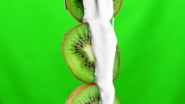 Zbliżenie Owoców Kiwi Jest Pokryte Toksyczną Białą Cieczą Farbą Izolowaną — Wideo stockowe