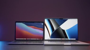 Berlin-Almanya, 05.07.2022, yeni teknolojiler. Eylem. Elma 'dan satışa çıkarılan iki yeni küçük Macbook. Yüksek kaliteli FullHD görüntüler