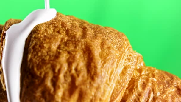 Šťavnatý Croissant Zeleném Pozadí Zásobní Klip Bujná Houska Kterou Nalijí — Stock video