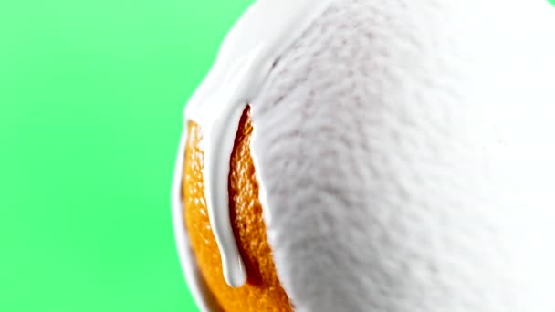 绿色背景 新鲜的橙子 上面倒着白糖慕斯 高质量的4K镜头 — 图库视频影像