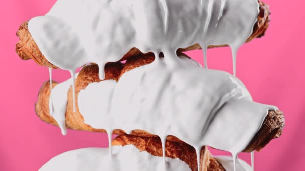 분홍색과 시럽으로 배경에 신선한 페이스트리 고품질 — 비디오