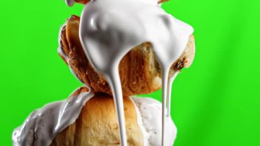 Pembe ve yeşil arka plan. Taze fırınlanmış hamur işleri ve şeker şurubuyla sulandırılmış parlak bir zemin. Yüksek kalite 4k görüntü