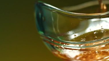 Konyaklı parlak bir bardak. Borsa klipsi. Pahalı viskinin döküldüğü büyük bir kupa. Yüksek kalite 4k görüntü