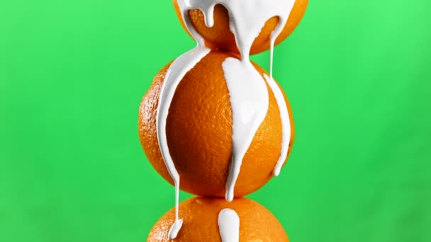 Grüner Hintergrund Vorratsklammer Frische Orangen Auf Die Weiße Zuckermousse Gegossen — Stockvideo