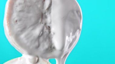 Kötü ekoloji kavramı ve plastik kirliliği sorunu. Borsa klipsi. Turuncu dilim zehirli beyaz boyayla kaplanmış.