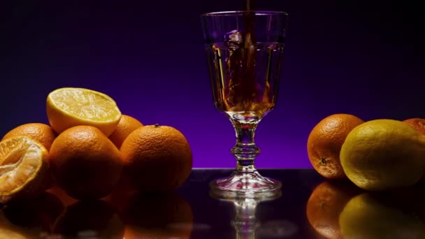 Bebida Rum Sendo Derramado Vidro Longo Isolado Fundo Colorido Parede — Vídeo de Stock