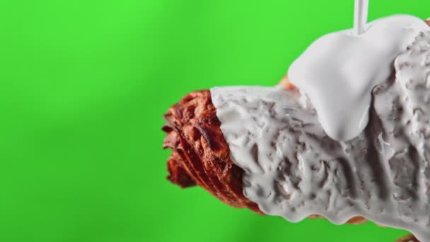 晶莹的白色巧克力釉面覆盖着小羊角面包 库存夹 在绿色色键背景上分离的糕点产品 — 图库视频影像
