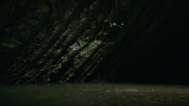 동굴이요 Creative 차가운 하락이 아래에서 연못으로 떨어지는 거대한 고품질 — 비디오